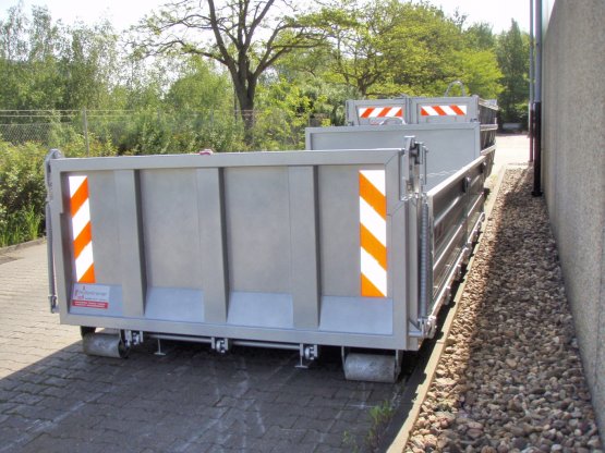 Abrollcontainer-Kippaufbau mit geteilten seitlichen Stahlbordwänden