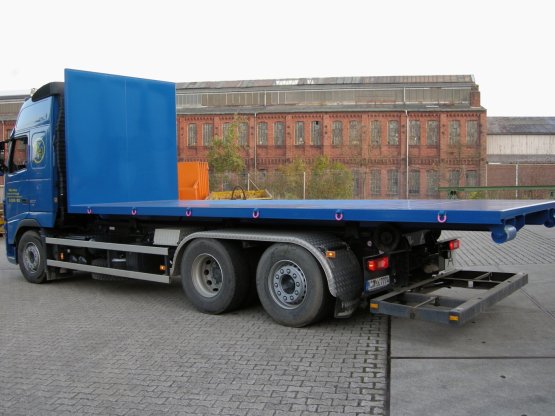 Abroll-Container-Plattform mit hoher Stirnwand