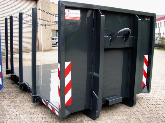 Abroll-Container-Plattform mit seitlichen Steckrungen für den Holztransport