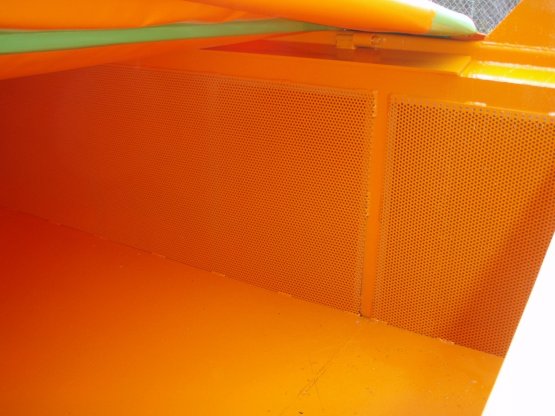 Entwässerungs-Abrollcontainer mit Lochblechen und Roll-Planenabdeckung