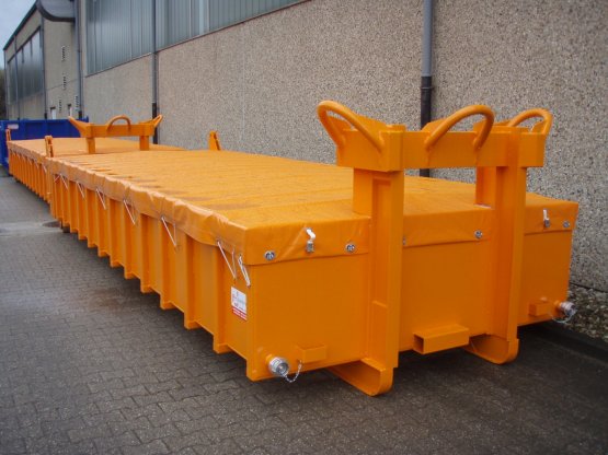 Entwässerungs-Abrollcontainer mit Lochblechen und Roll-Planenabdeckung