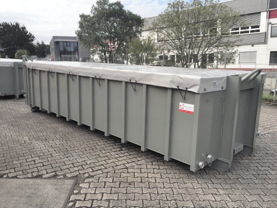 Entwässerungs-Abrollcontainer mit Lochblechen und Roll-Planenabdeckung