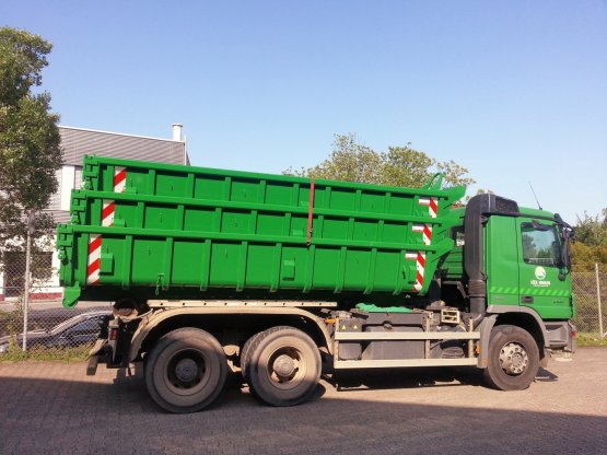 Stapelcontainer 107 ° mit Doppelflügeltüren und Zurrösen