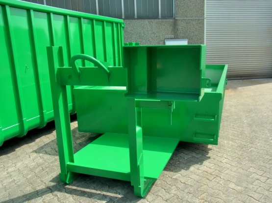 Spezieller offener Abroll-Container mit stirnseitiger Kranverlängerung, Inhalt ca. 9 m³