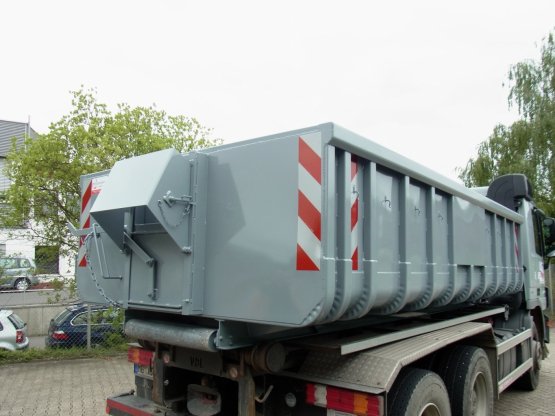 Offener Asphalt-Abroll-Container, Inhalt ca. 11 m³, mit Schieber und klappbarer Schurre