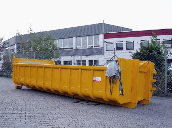 Abrollcontainer mit drahtseilgeführter Planenabdeckung