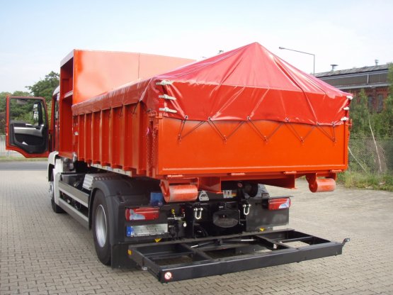 Feuerwehr-Abroll-Schlauchcontainer mit Planen-Abdeckung und stirnseitigem Kastenaufbau