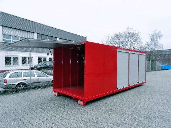 Feuerwehr-Abroll-Container in geschlossener Ausführung mit seitlichen Rolläden und großer Heckklappe
