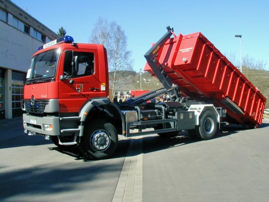 Offener Feuerwehr-Abroll-Container mit dichter Tür, Roll-Planenabdeckung und Aluminium-Auffahrrampen