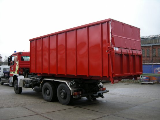Feuerwehr-Abroll-Container in geschlossener Ausführung mit überfahrbarer Heckklappe