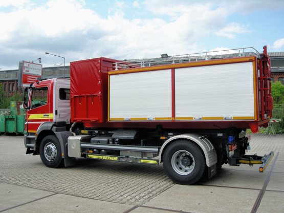 Feuerwehr-Abroll-Container-Unterrahmen mit stirnseitigem Behälteraufbau