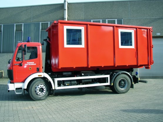 Feuerwehr-Abroll-Container in geschlossener Ausführung mit Seitenfenstern und Seitentüren