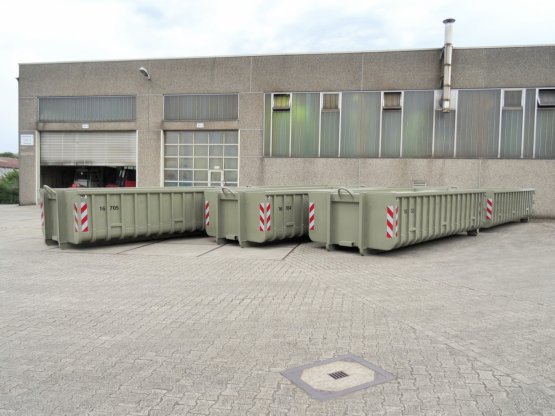 Offener Abrollcontainer mit Doppelflügeltür