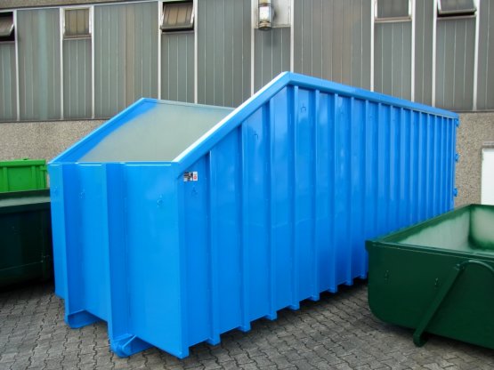 Offener Großcontainer mit Kranschräge und Doppelflügeltür