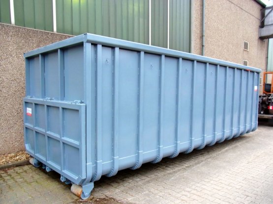 Offener Großcontainer mit Heckklappe, sowie fester Heckwand über der Klappe